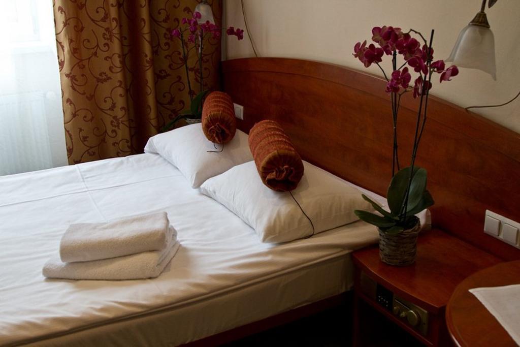 Hotel Arkadia Legnica Oda fotoğraf